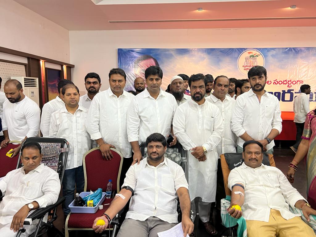 BikshapatiMatam's tweet photo. 75 సవంత్సరాల స్వతంత్రదినోత్సవ వజ్రోత్సవాలో భాగంగా సీఎం కెసిఆర్ గారి పిలుపు మేరకు ఈరోజు తెలంగాణ భవన్ లో ఏర్పాటు చేసిన రక్తదాన కార్యక్రమంలో పాల్గొని ఎమ్మెల్సీ కల్వకుంట్ల కవితక్కగారితో కలిసి రక్త దానం చేయడం జరిగింద��� @RaoKavitha @KTRTRS @TelanganaCMO https://t.co/oPfZeD1oEz