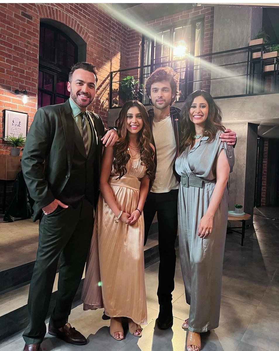 deepshikha3061's tweet photo. Perfect Picture👍👌  
Malhotra's Fam ❤🔥
They all are looking soo good 
#ParthSamthaan #KYYS4OnVoot https://t.co/FLJJsAH15X