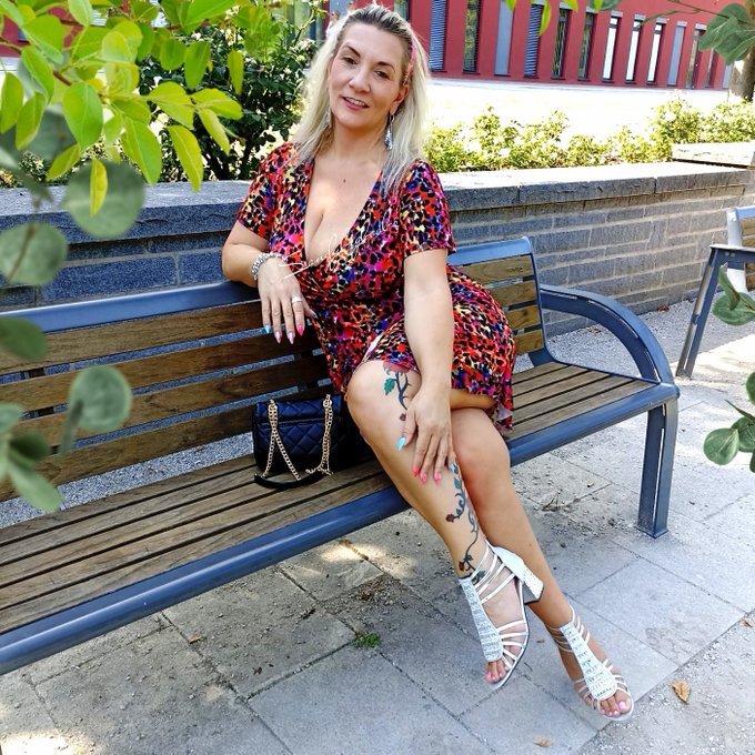 🖤♥️💚🖤♥️💚🖤♥️💚
Relaxing on a parcbench.
#outdoors #summertime 
#leoparddesign #fashion 
#tattoos #bestagermodel