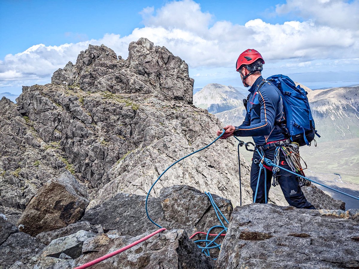 raf_mrs's tweet photo. Become a #rockclimbingleader #rockclimbinginstructor with @raf_mrs and #lead future Troops to success #RAFMRS #MountainRescue @RoyalAirForce #NoOrdinaryJob #scrambling #CuilinRidge #IsleofSkye #rockclimber #mountaineer https://t.co/2X5Hq80D2B
