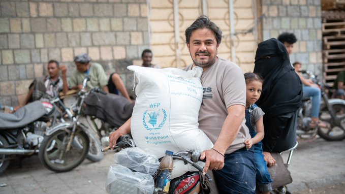 WFP_nordics's tweet photo. Meet Ayah, 9 years old, and her father from Hodeidah, #Yemen.

They come to receive @WFP food assistance, a lifeline for many families.

Thanks to the support from donors like @MFAIceland🇮🇸, @WFP continues to support millions of families who struggle to put food on their tables. https://t.co/VEBY00jajW