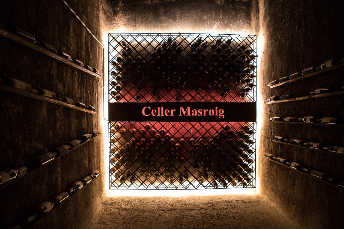 CellerMasroig's tweet photo. Visiteu-nos i passegeu pels 100 anys d’història del nostre celler. Volem compartir amb vosaltres el plaer d’assaborir un bon vi. El recorregut finalitza amb el tast de 3 vins i el nostre oli d’oliva extra verge. 🍷

Reserves:
📞977825026 / 646743922
📩visites@cellermasroig.com https://t.co/t5OmMpXCcd