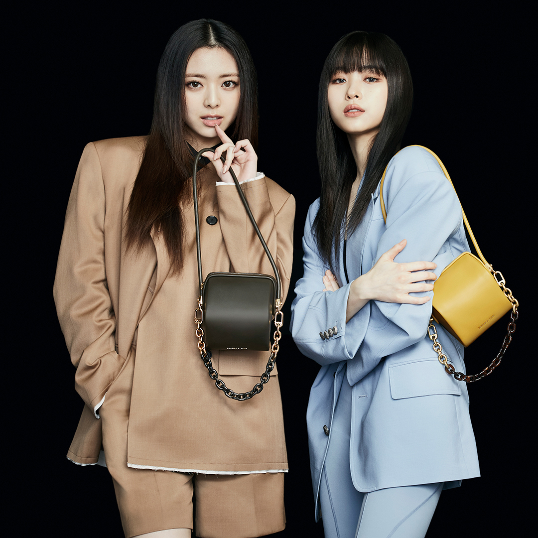 Charles_Keith's tweet photo. In eye-catching dark moss and mustard, the Ridley chain-link crossbody bag is cute, compact and chic — a perfect arm candy for busy women like @ITZYofficial, who are always on the go and need to travel light

Shop now: https://t.co/UKFyqPg7RV

#ITZYxCharlesKeith
#CharlesKeithFW22 https://t.co/YxOQHNmCMQ