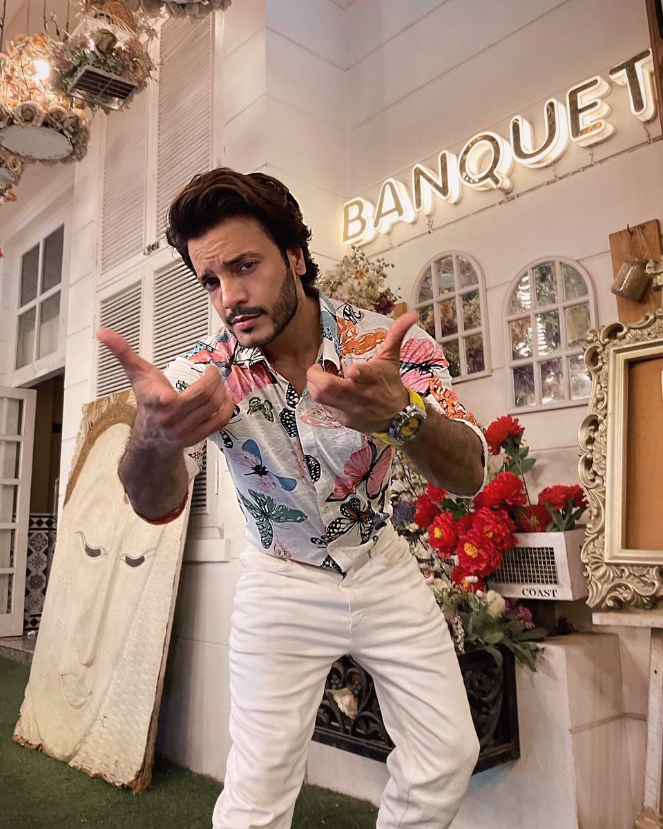RizwannSikander's tweet photo. Hey You! When in doubt wear floral🔺@triene0
#wednesdaywisdom 
.
.
.
.
.
#floral #shirt #mensfashion #menstyle #menshairstyle #man #wear #triene #cappuccino #cappuccinoblast #cafe #resturant #gomtinagar #lucknow #wow #wowwowwow #trending #rizwannsikander https://t.co/dPGr2S0MGv