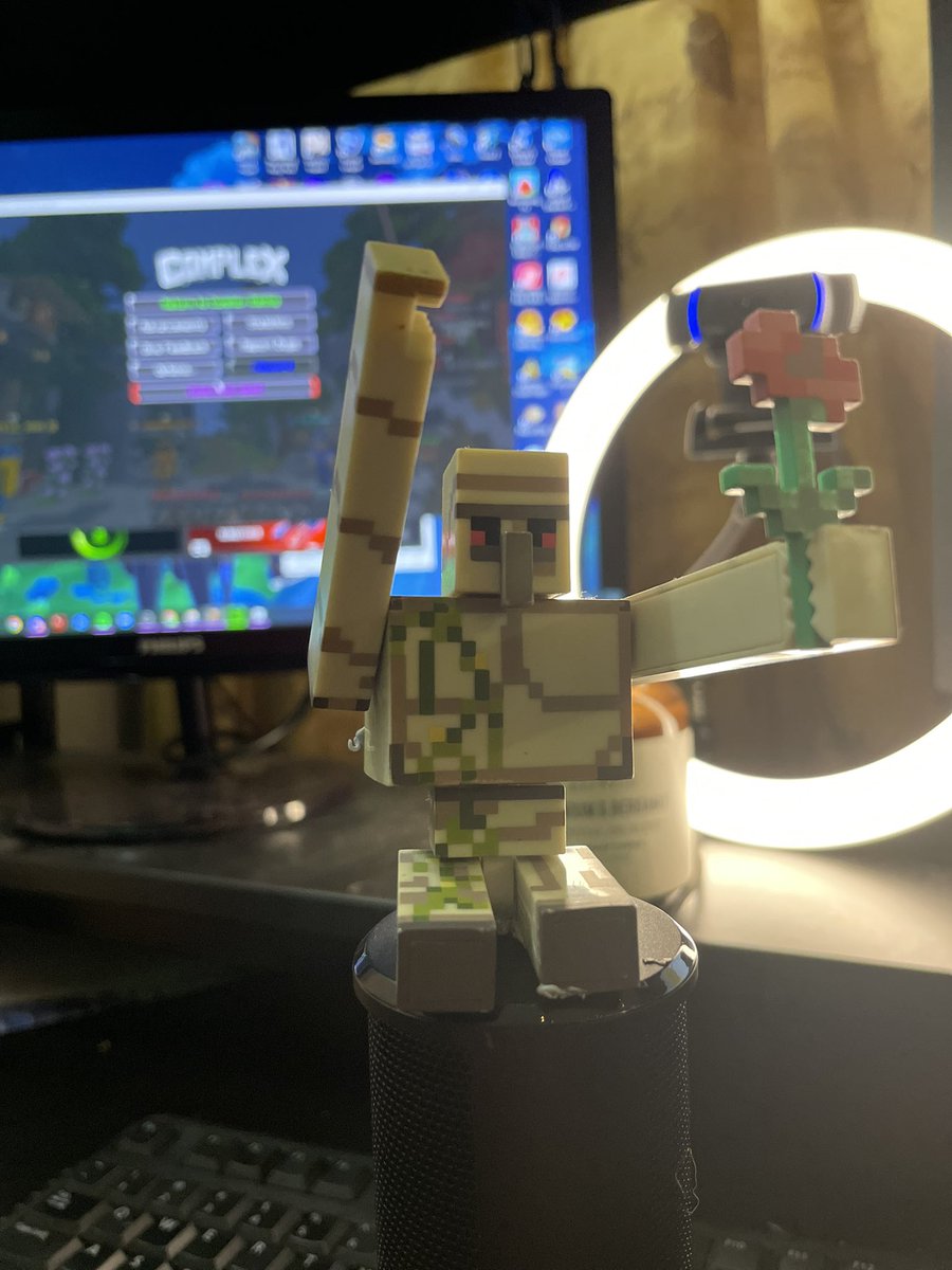 TopazStarz's tweet photo. Time for some minecraft factions! 
Live in Twitch 😍 https://t.co/Z4ZHxRhfUH
