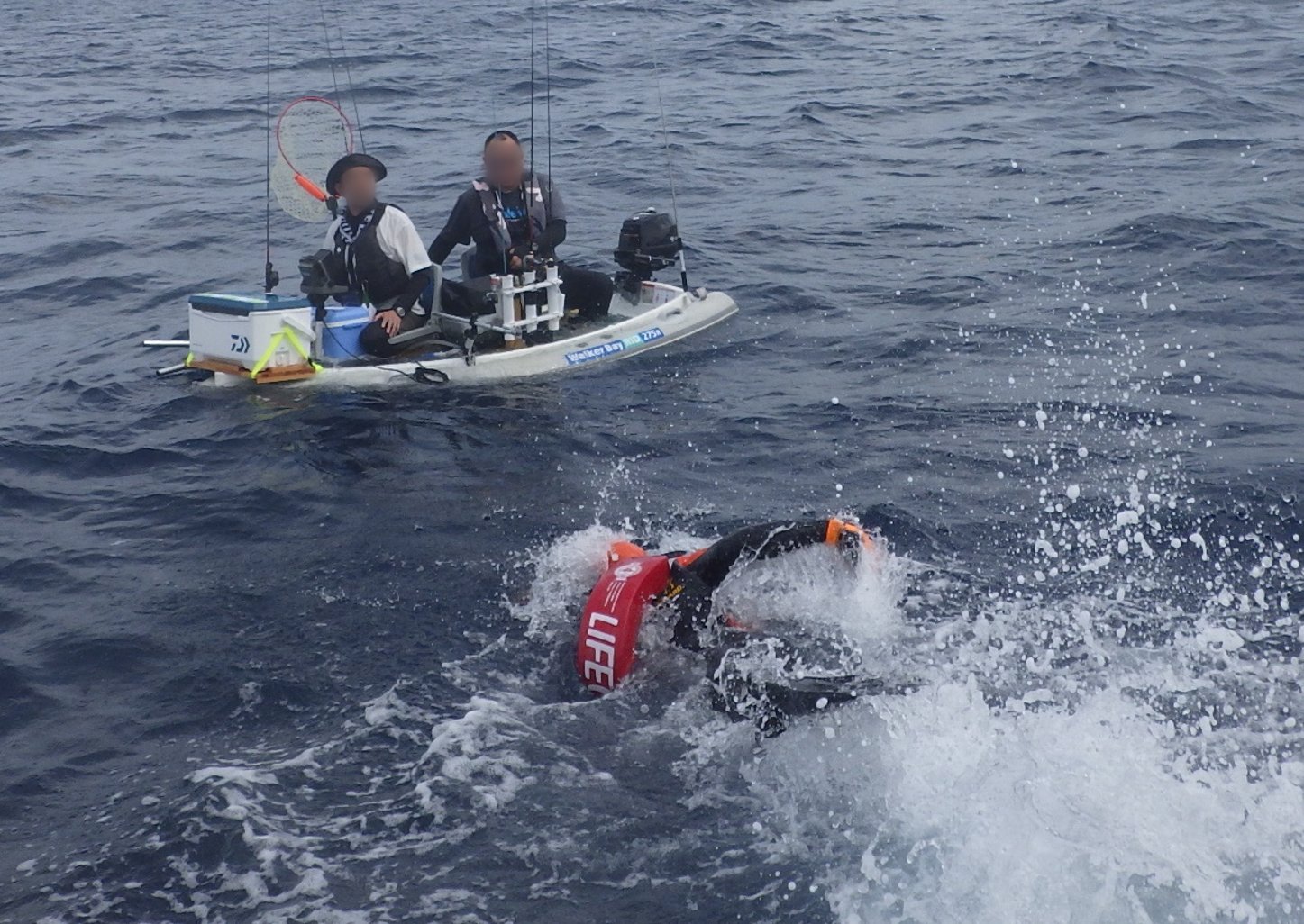 海上保安庁 福井県沖合で遭難した ミニボート を 巡視船 えちぜん 潜水士 により救助しました 事故の原因は 小さな ボートにあまりに多くの荷物を積んでいたことで通常よりも船体が沈み込み 波の影響で浸水したようです ボートに乗せる 荷物 と
