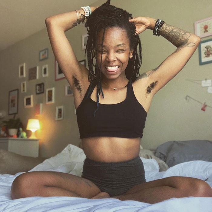 PilouPilouFr's tweet photo. Quand on s'aime, on s'aime nature, avec ses poils 🥰

#femme #noire #poilue #sexy https://t.co/MUt85ZyUVs