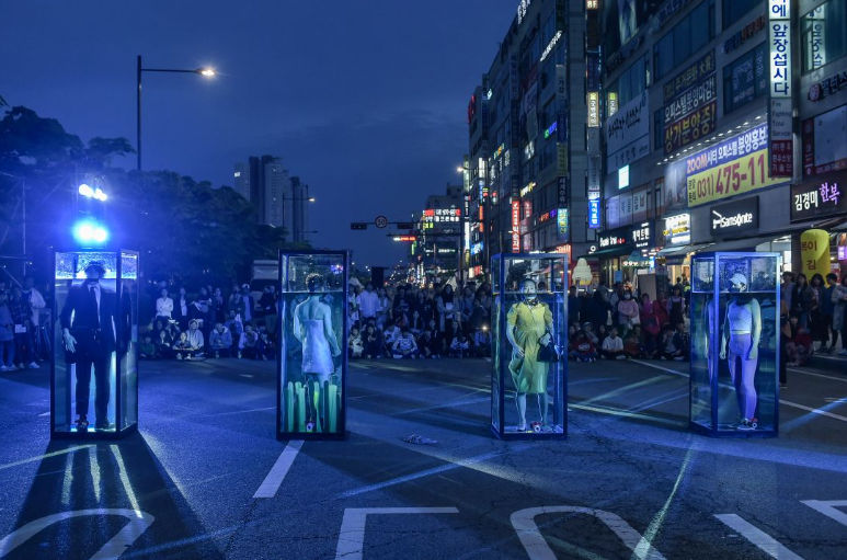 MADRID's tweet image. 📢El colectivo coreano Elephants Laugh presenta en #VeranosDeLaVilla la performance 'Muljil' sobre las mujeres buceadoras de la isla de Jeju que recolectan mariscos buceando sin equipo en aguas profundas. 

📆 Del 17 al 19 de agosto
📍 @mataderomadrid 
👉 informate.madrid.es/45rr01