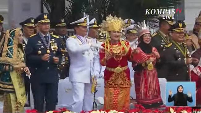 KompasTV's tweet photo. Ketahuan Joget di Depan Presiden Jokowi, KSAD Jenderal Dudung: Menikmati Kemerdekaan https://t.co/3T9t2PjL5U https://t.co/ixJDZRoco7