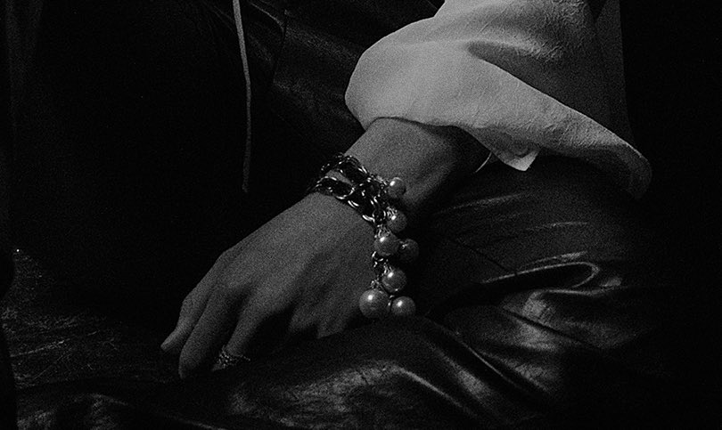 kkukstudio's tweet photo. i love the details of jungkook’s jewelry https://t.co/vi1wIbeErh