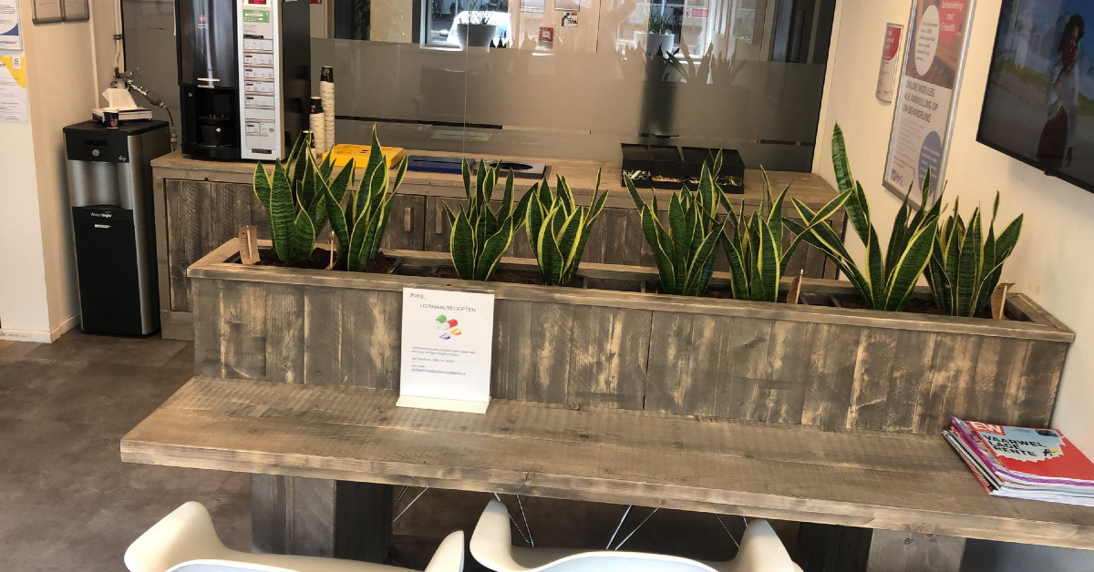 Cliënten Reakt vertimmeren entree PsyQ-locatie in Purmerend. Op verzoek. Het moest een stoere en toch gezellige look krijgen. Laat dat maar aan de houtwerkplaats van Reakt Purmerend over. Ook iets te vertimmeren? Bel 06-29452978 of 06-51012298. reakt.nl/wie-we-zijn/ni…