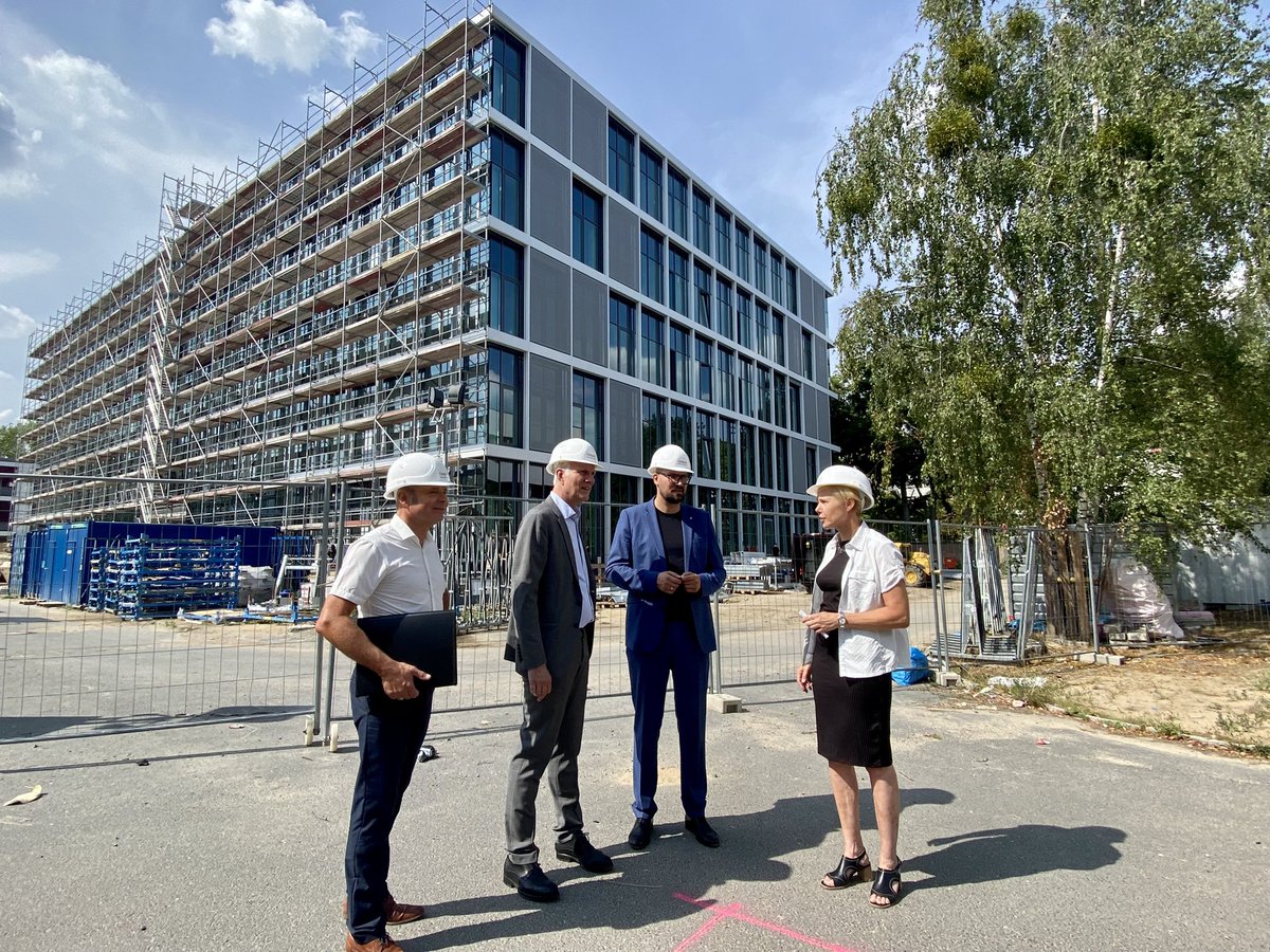SenWiEnBe's tweet photo. Rund 6.500 Menschen aus 60 Nationen arbeiten am traditionsreichen @campusbuch an der Medizin von Morgen. Der Campus wächst: Für #Startups aus Spitzenforschung von @MDC_Berlin @ChariteBerlin oder @LeibnizFMP entsteht mit 55 Mio€ von Land & Bund das Gründungszentrum #BerlinBioCube https://t.co/3fXh3ESgUH