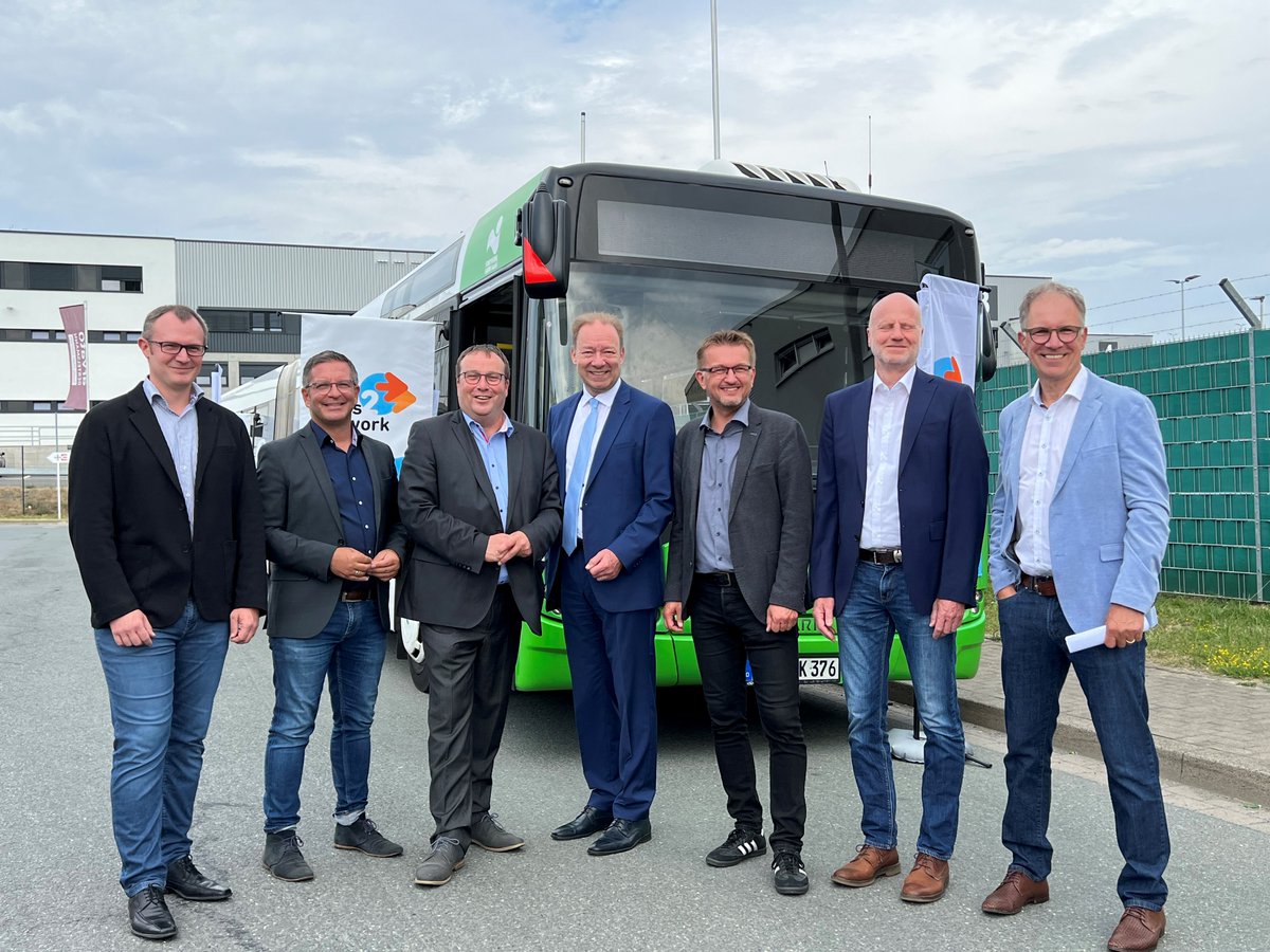 VerkehrNRW's tweet photo. [1/2] Umweltfreundliche #Mobilität: Erreichbarkeit von Firmenstandorten mit umweltfreundlichen Verkehrsmitteln soll verbessert werden. @landnrw  startet neuen Wettbewerb #ways2work. Auftakt heute mit Minister @Oliver_Krischer in @hamm_stadt. 🚍☀️
ℹ️👉https://t.co/M7SIu8hAHn https://t.co/NAlefsJgGG