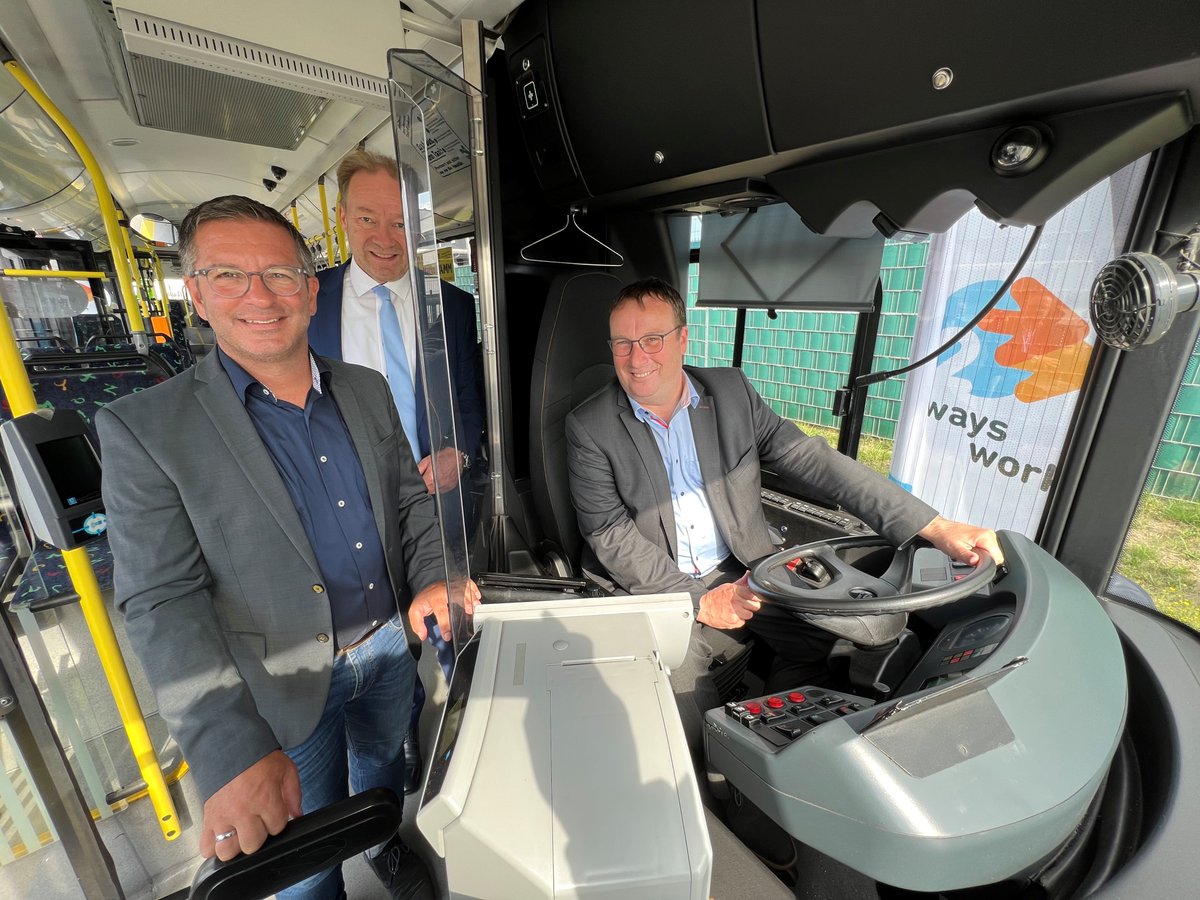 VerkehrNRW's tweet photo. [1/2] Umweltfreundliche #Mobilität: Erreichbarkeit von Firmenstandorten mit umweltfreundlichen Verkehrsmitteln soll verbessert werden. @landnrw  startet neuen Wettbewerb #ways2work. Auftakt heute mit Minister @Oliver_Krischer in @hamm_stadt. 🚍☀️
ℹ️👉https://t.co/M7SIu8hAHn https://t.co/NAlefsJgGG