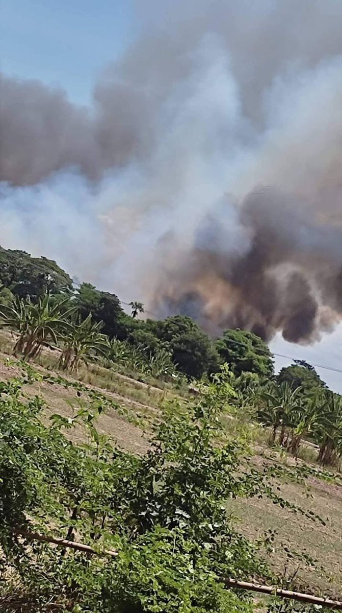 TTFR__Myanmar's tweet photo. SAC troops and PyuSawHtee forces fired light arms and set fire to the residential properties in NgatayHmyaw village, Yesagyo tsp, Magway division this morning so that locals had to flee.  #2022Aug17Coup #WhatsHappeningInMyanmar https://t.co/eVs2iyUR9S
