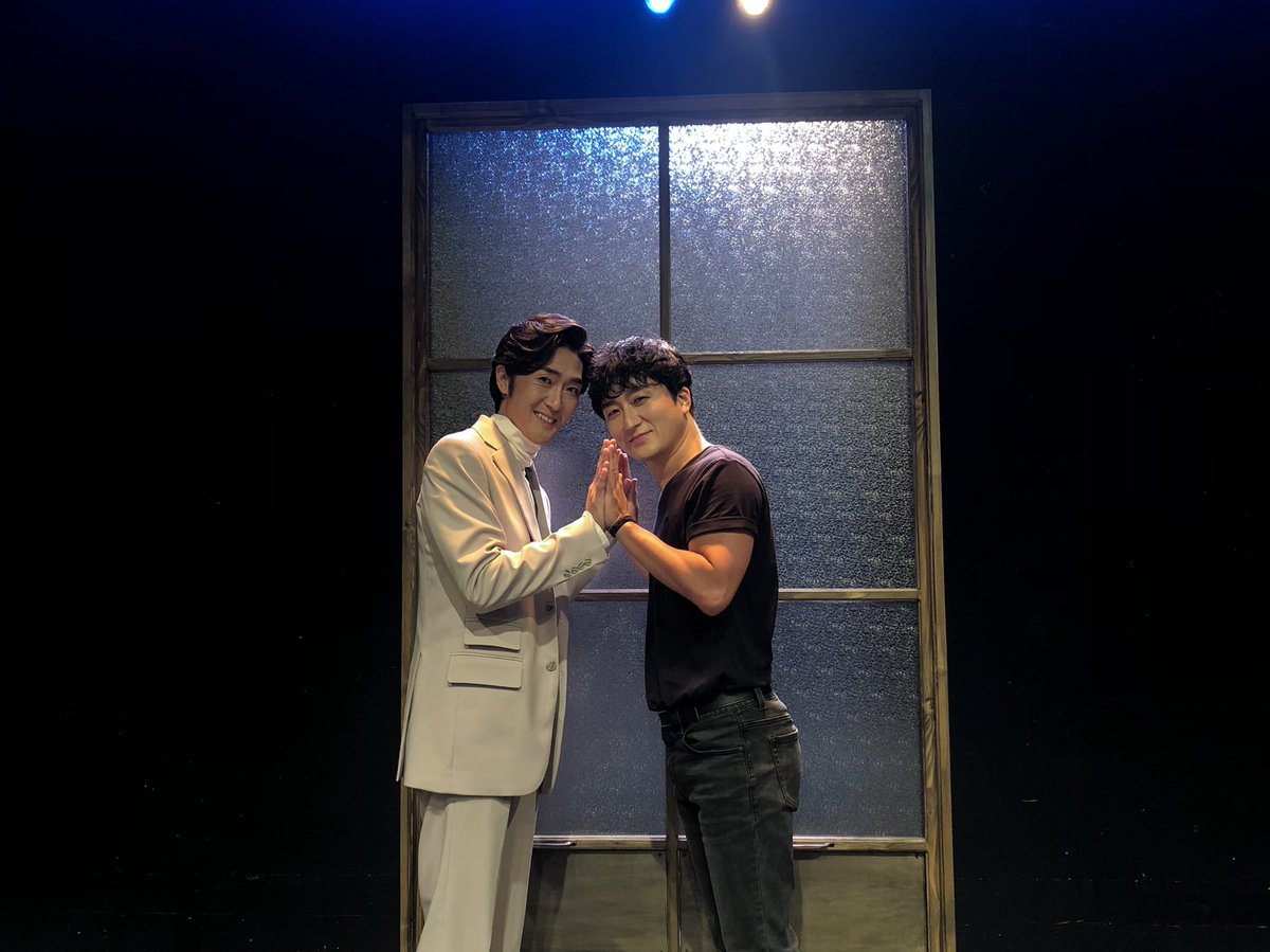 [#연극 #비평가] 

#오대석 #볼로디아 #김준원 #스카르파

오늘은 대석 볼로디아와 준원 스카르파의 페어 막공입니다🥺💧

아름다운 문장들과 기가 막힌 순간들로 가득 차있는 301호에 방문하셔서 마지막까지 함께 해주세요🖋📑!

연극 <비평가>
예스24스테이지 3관
2022.06.14~08.21