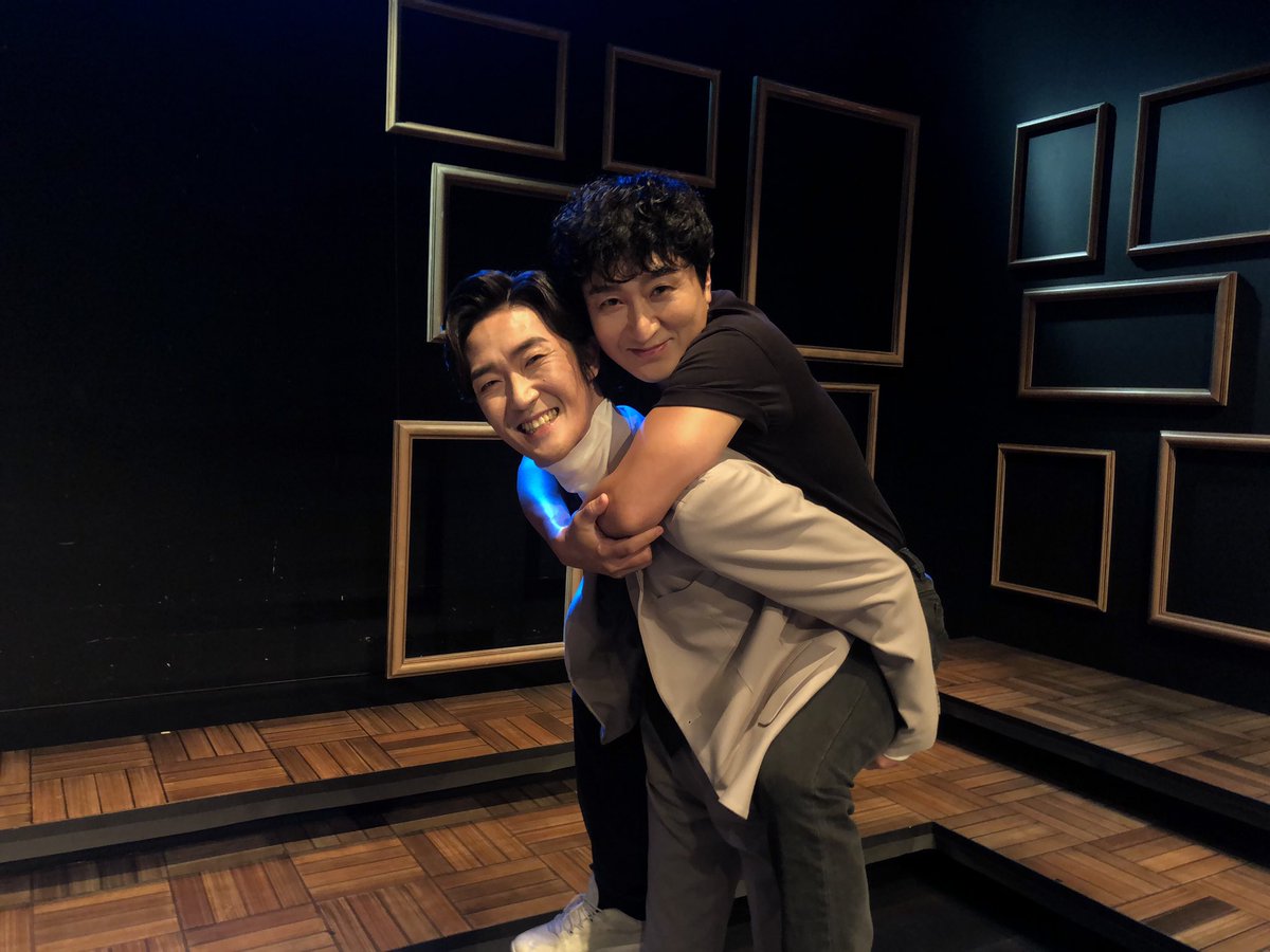 playjangin's tweet photo. [#연극 #비평가] 

#오대석 #볼로디아 #김준원 #스카르파

오늘은 대석 볼로디아와 준원 스카르파의 페어 막공입니다🥺💧

아름다운 문장들과 기가 막힌 순간들로 가득 차있는 301호에 방문하셔서 마지막까지 함께 해주세요🖋📑!

연극 <비평가>
예스24스테이지 3관
2022.06.14~08.21 https://t.co/Wemj9kfp0i