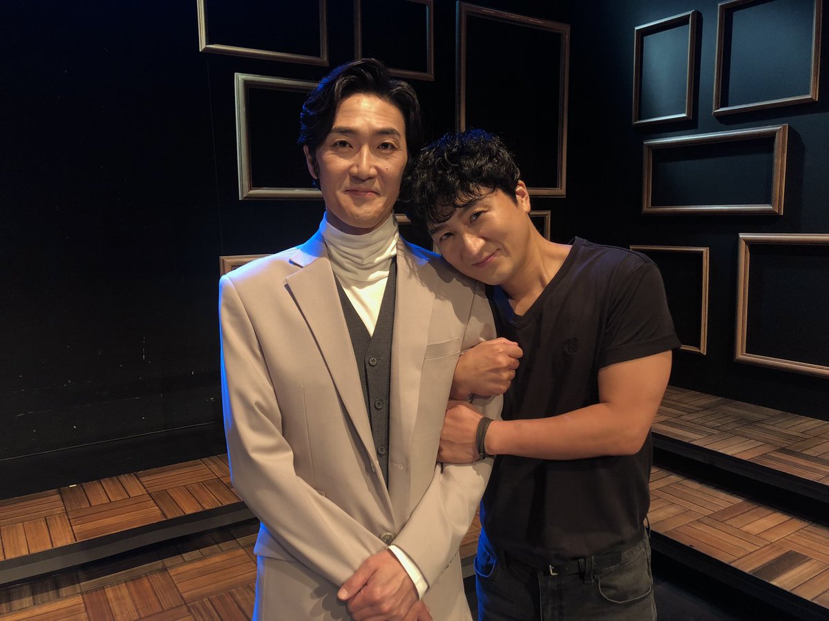 playjangin's tweet photo. [#연극 #비평가] 

#오대석 #볼로디아 #김준원 #스카르파

오늘은 대석 볼로디아와 준원 스카르파의 페어 막공입니다🥺💧

아름다운 문장들과 기가 막힌 순간들로 가득 차있는 301호에 방문하셔서 마지막까지 함께 해주세요🖋📑!

연극 <비평가>
예스24스테이지 3관
2022.06.14~08.21 https://t.co/Wemj9kfp0i
