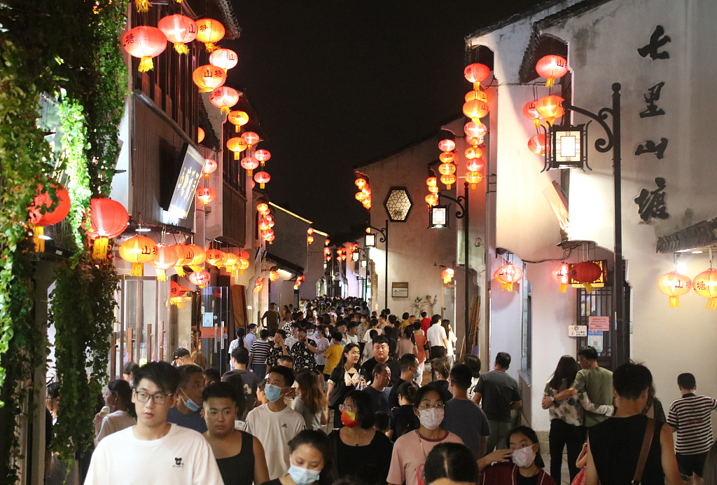 ThisisSuzhou's tweet photo. Photos taken on Aug 16 show flocks of tourists enjoying the night scenery and shopping at #Suzhou's Shantang ancient street, showcasing the charm and vitality of the city's prosperous night economy. [Photo/VCG] #SuzhouVibes https://t.co/j8ENPsLozk