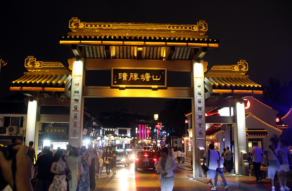 ThisisSuzhou's tweet photo. Photos taken on Aug 16 show flocks of tourists enjoying the night scenery and shopping at #Suzhou's Shantang ancient street, showcasing the charm and vitality of the city's prosperous night economy. [Photo/VCG] #SuzhouVibes https://t.co/j8ENPsLozk