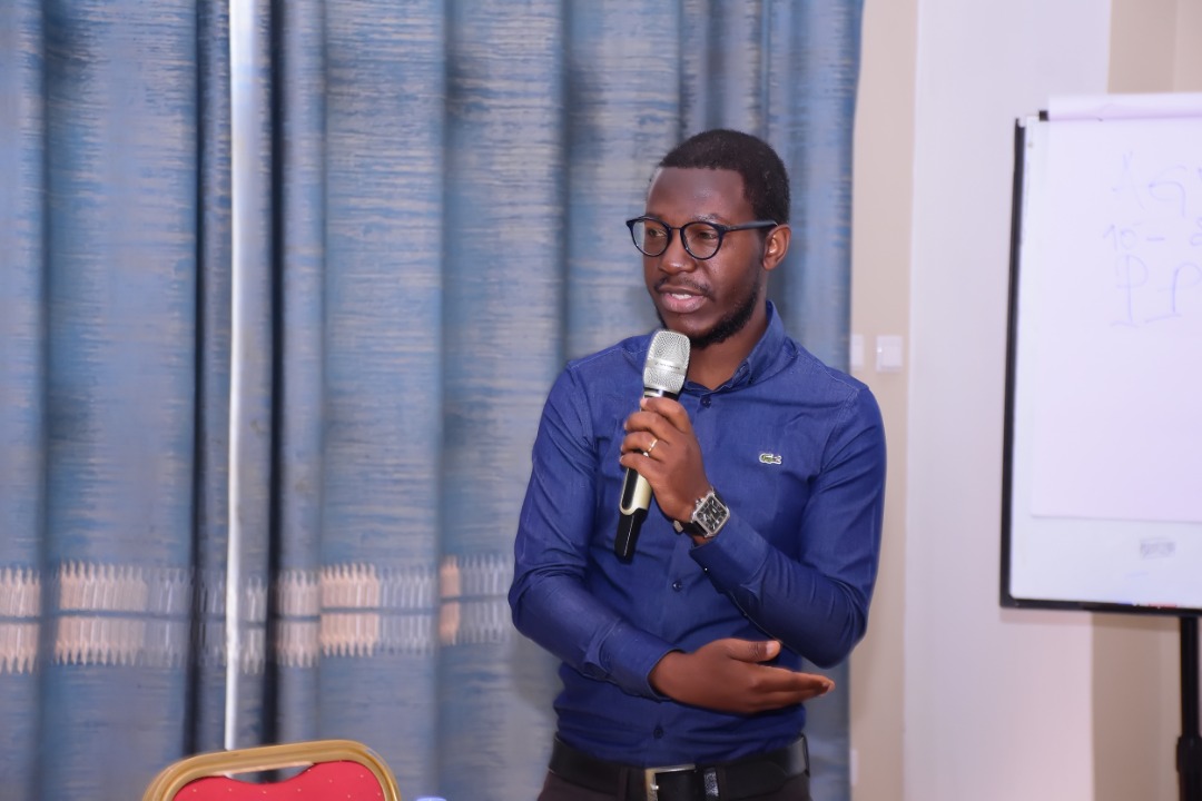 sammycelestn's tweet photo. @rwandajsd #JournalistsTraining2022
Day 2:
Trainer @AlbertFilsNzayu encourages journalists to know and understand medical language.
He says "This will really boost your skills in News Coverage of #STIs"
@ARJ_Rwanda @RwandaGov @UNDP_Rwanda https://t.co/U4wK8TjgIc