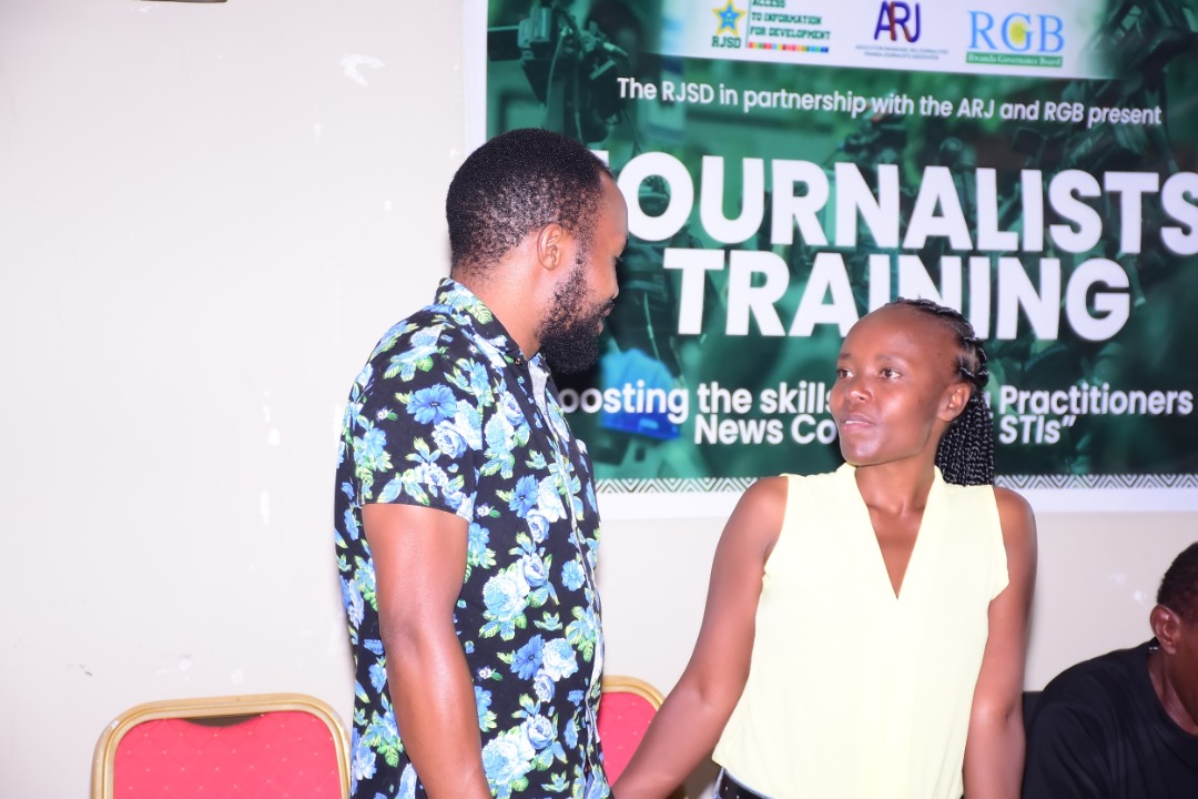 sammycelestn's tweet photo. @rwandajsd #JournalistsTraining2022
Day 2:
Trainer @AlbertFilsNzayu encourages journalists to know and understand medical language.
He says "This will really boost your skills in News Coverage of #STIs"
@ARJ_Rwanda @RwandaGov @UNDP_Rwanda https://t.co/U4wK8TjgIc