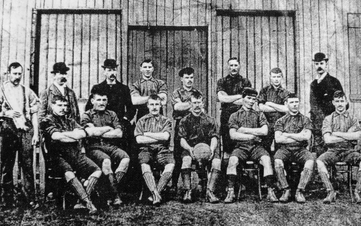 HibsOnThisDay's tweet photo. Today in 1895: Hibs record a 7-2 victory over Third Lanark at the original Cathkin Park. 

William Smith (front row second right) scored four. The Bridgeton-born forward later played for Newcastle and Swindon Town before returning to work in Glasgow's shipyards. https://t.co/bUvE8MUg0n