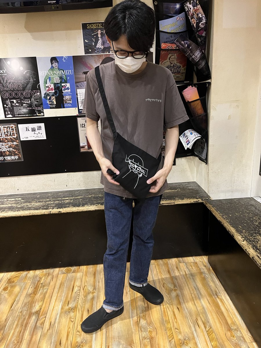 yukantocaramel's tweet photo. 夕刊ちゃん🆕グッズ紹介🤏🤏🤏

◎サコッシュ　¥1500

8/21からの東名阪ツアーより販売開始✈️✈️

いい感じにサイズ感あって、ブラックなのでどんな服装にも合わせやすい💁‍♀️
数量限定なのでお早めにっっ🫠🫠

たばこ20個くらいは入る、がんばれば30個入るんじゃないかな😊😊😊😊😊😊😊😊😊😊😊😊 https://t.co/1fMdQMsrf1