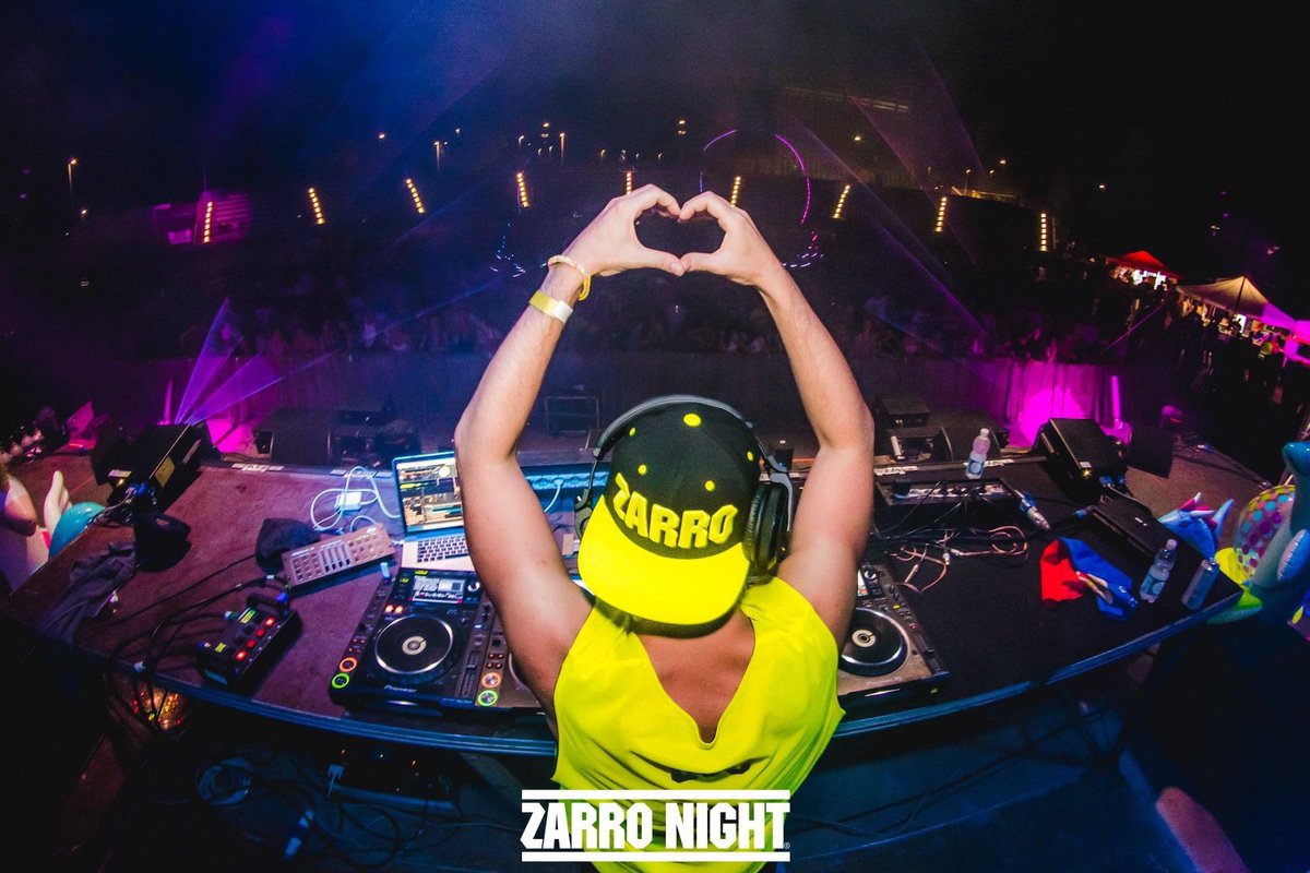 ilqjo's tweet photo. Le spalle del Qjo #alghero #zarronight #djset #music https://t.co/0CeiiwlEgc