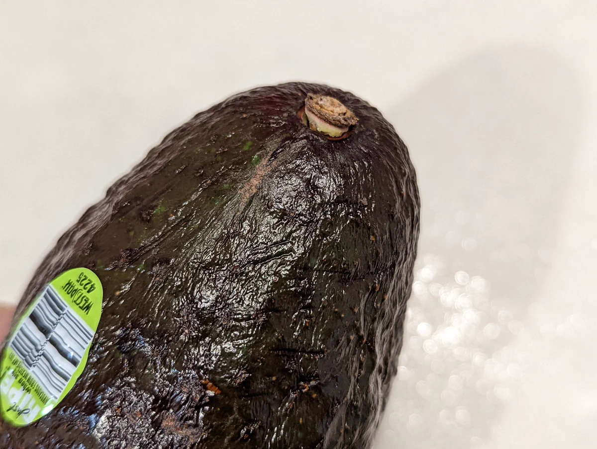 これで99%ハズレを回避できます！アボカドは… ヘタ付きを選んで下さい!!