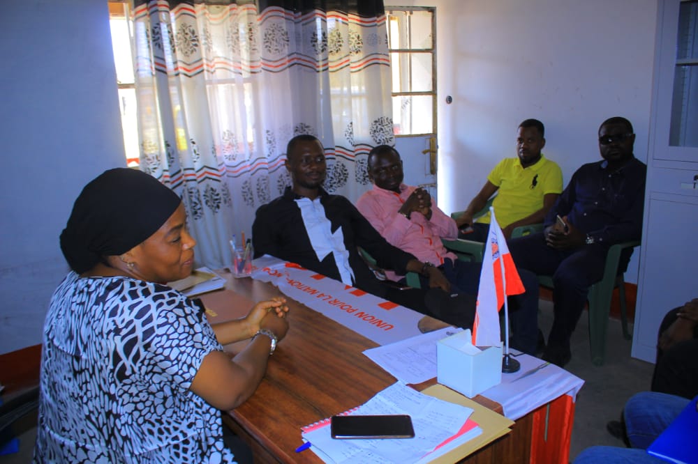 KamusakyJossar1's tweet photo. Avant son retour ds la capitale,le vp de la FNJ et coordon d #Bérets_Rouges @RemyBongungu a conduit la délégation ki l’accompagnait à l’interfederation d UNC #haut_katanga pr évaluer ensemble avc Mme @RizikiMaryse la réussite du manif du 13 @BillyKambale1 @Bibishe6 https://t.co/iseZ02mWW5