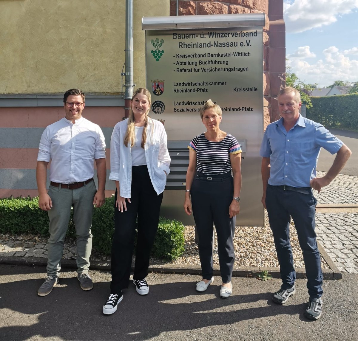 BWV_NET's tweet image. Die Wittlicher BWV-Kreisvorsitzenden Vera Steinmetz und Thomas Kaufmann (r) und Kreisgeschäftsführer @KerstenPascal diskutieren mit Lena Werner @thereallenzii, MdB (2.v.l), u.a. über Forderungen zu Wasserspeicher in Feld und Flur und über das spürbare Stadt-Land-Gefälle. #Dürre