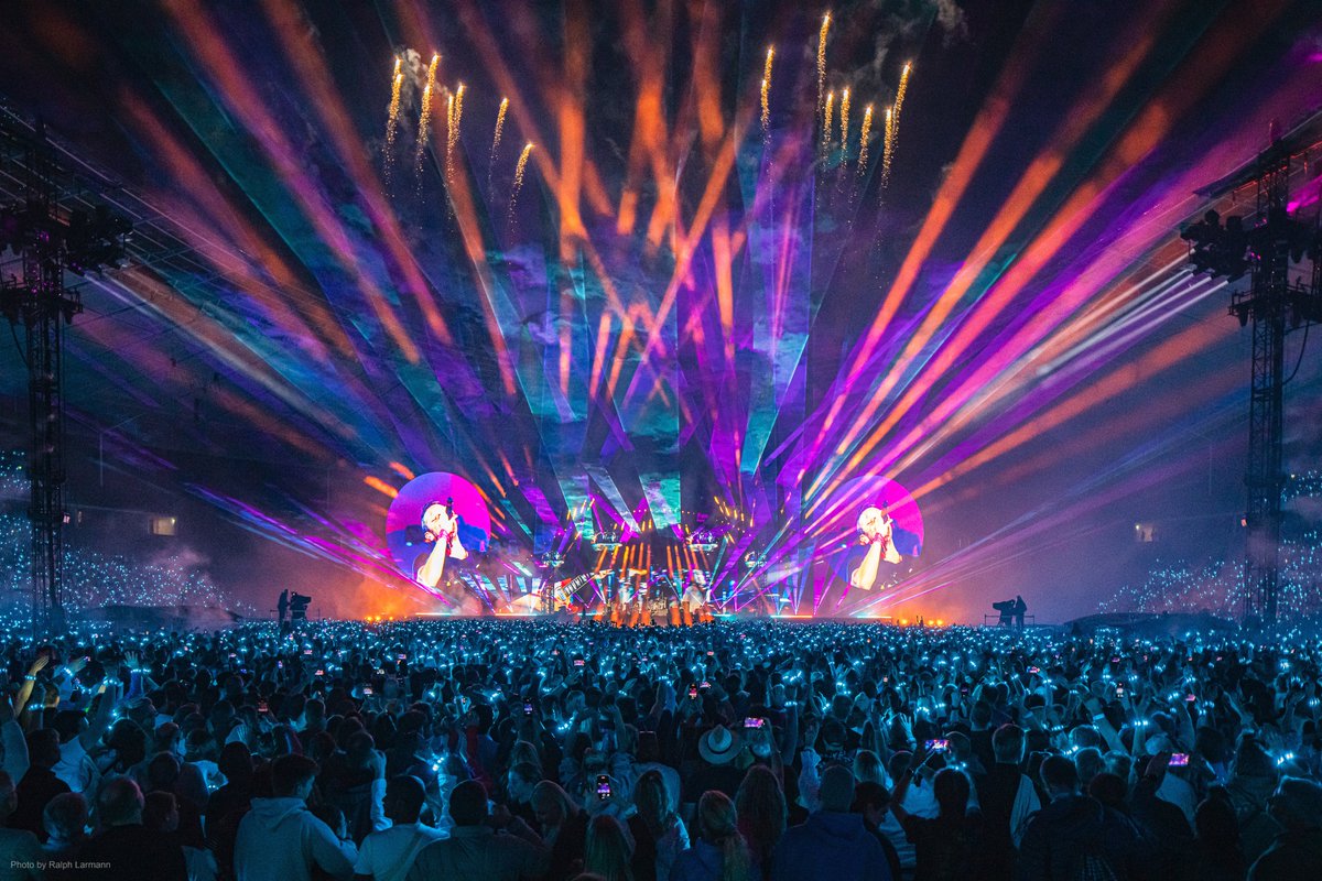 Dimatec_Light's tweet photo. Les Xtylos de @ClayPakyNews sur la tournée mondiale "Music of the Spheres World Tour"du groupe @coldplay 🤩
LD : Sooner Routhier
📸 Ralph Larmann
#colplay #MusicOfTheSpheresWorldTour #xtylos #laserbeam #lasersource https://t.co/SAFknBg2Oh