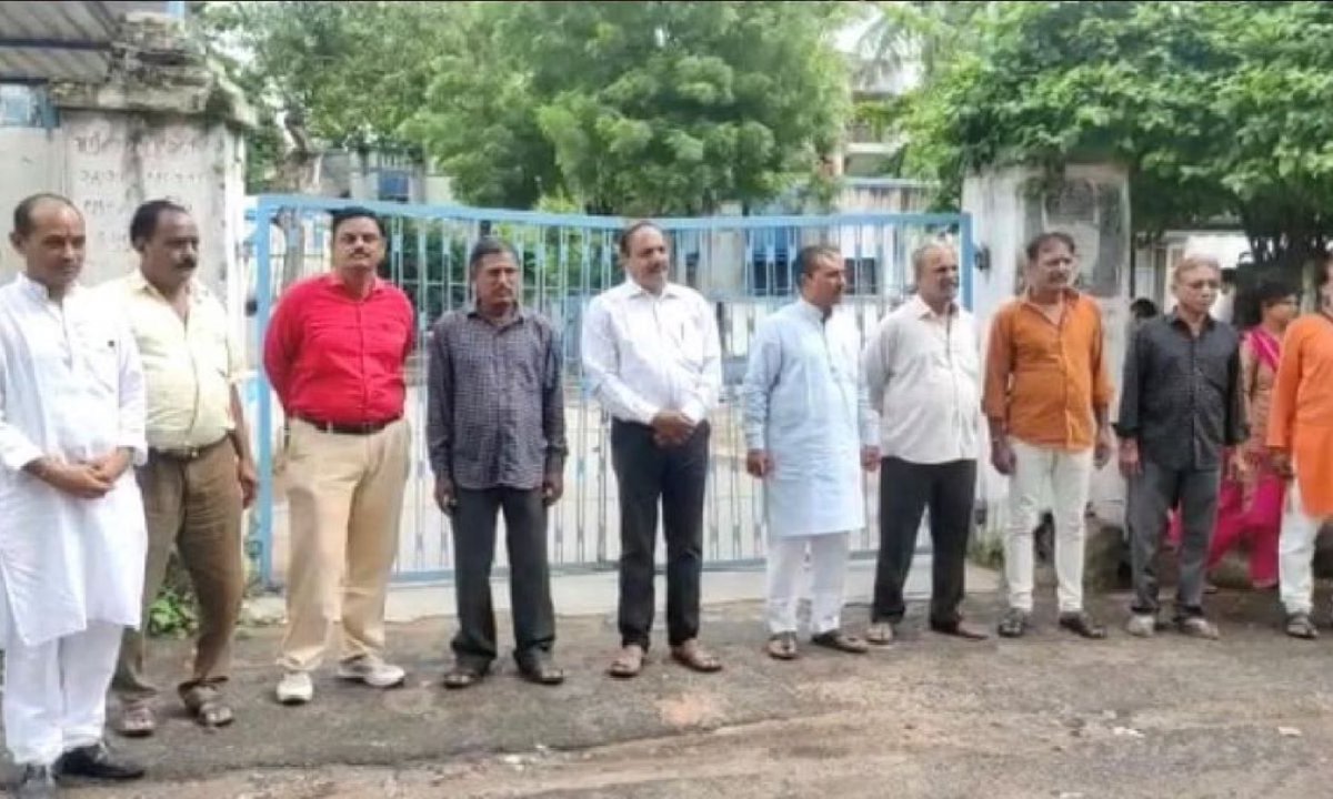 Shaikmoin786's tweet photo. If these 11 had rape your pregnant sister/wife/daughter/mother insted bilkis and killed other family members in front of them being your neighbor and govt release them because they have served 14 years in jail what would be your reply.
#india #Hindus #BilkisBanoCase https://t.co/ELMpIpSCCm