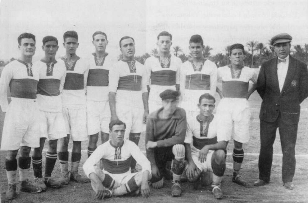 🔙🤍💚🤍 Tal día como hoy, en 1927, 𝗔𝗻𝘁𝗼𝗻 𝗙𝗶𝘃𝗯𝗲𝗿 se convirtió en el técnico del #ElcheCF. El hombre que dotó al Club de una identidad única al introducir la gloriosa 𝗳𝗿𝗮𝗻𝗷𝗮 𝘃𝗲𝗿𝗱𝗲 en honor a las palmeras de Elche

#ECF100 💯