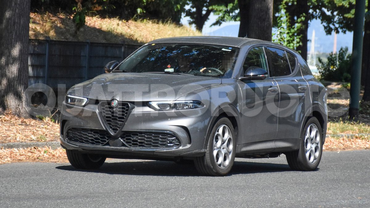quattroruote's tweet photo. Niente scarichi a vista e un look simile a quello delle #diesel e #ibride full: abbiamo avvistato su strada un prototipo senza veli dell'#AlfaRomeo #Tonale #eQ4 #plugin #hybrid. Ecco le foto spia --> https://t.co/BKMVo4DcTJ https://t.co/B1ivCf1dZ9
