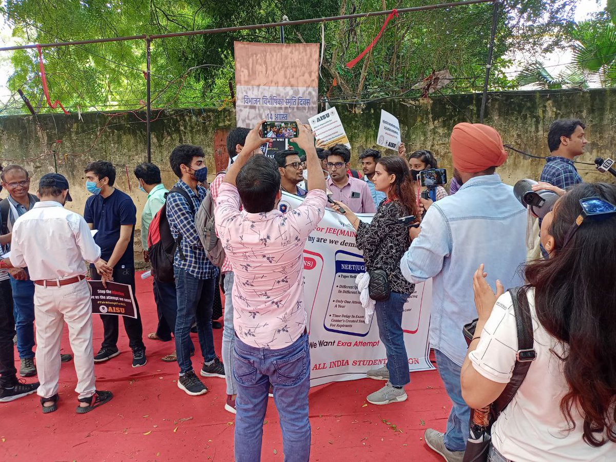 ananya00127740's tweet photo. #JEEMainsThirdAttemptForAll 
Those who can't participate in protest plz keep tweeting nd make this trending 
अभी नही तो कभी नही 
United we stand divided we fall ..remember 
Come nd fight for ur rights @narendramodi @DG_NTA @EduMinOfIndia @aajtak #NTASCAM #ntajawabdo #cuet #neet https://t.co/9wgICv21qj