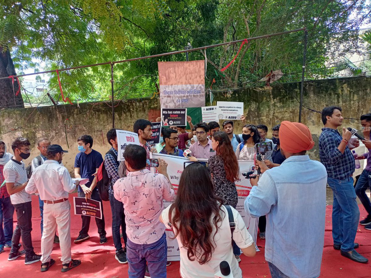 ananya00127740's tweet photo. #JEEMainsThirdAttemptForAll 
Those who can't participate in protest plz keep tweeting nd make this trending 
अभी नही तो कभी नही 
United we stand divided we fall ..remember 
Come nd fight for ur rights @narendramodi @DG_NTA @EduMinOfIndia @aajtak #NTASCAM #ntajawabdo #cuet #neet https://t.co/9wgICv21qj
