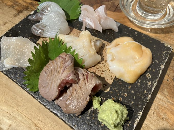 中野立ち食い寿司『にぎにぎ一』!
刺身もイケるので見繕ってもらいました〜!アオハタ、タイラガイ、ミルガイ、石垣貝、スズキ、マグロ脳天!笑顔満面の美味しさで御座います😆 