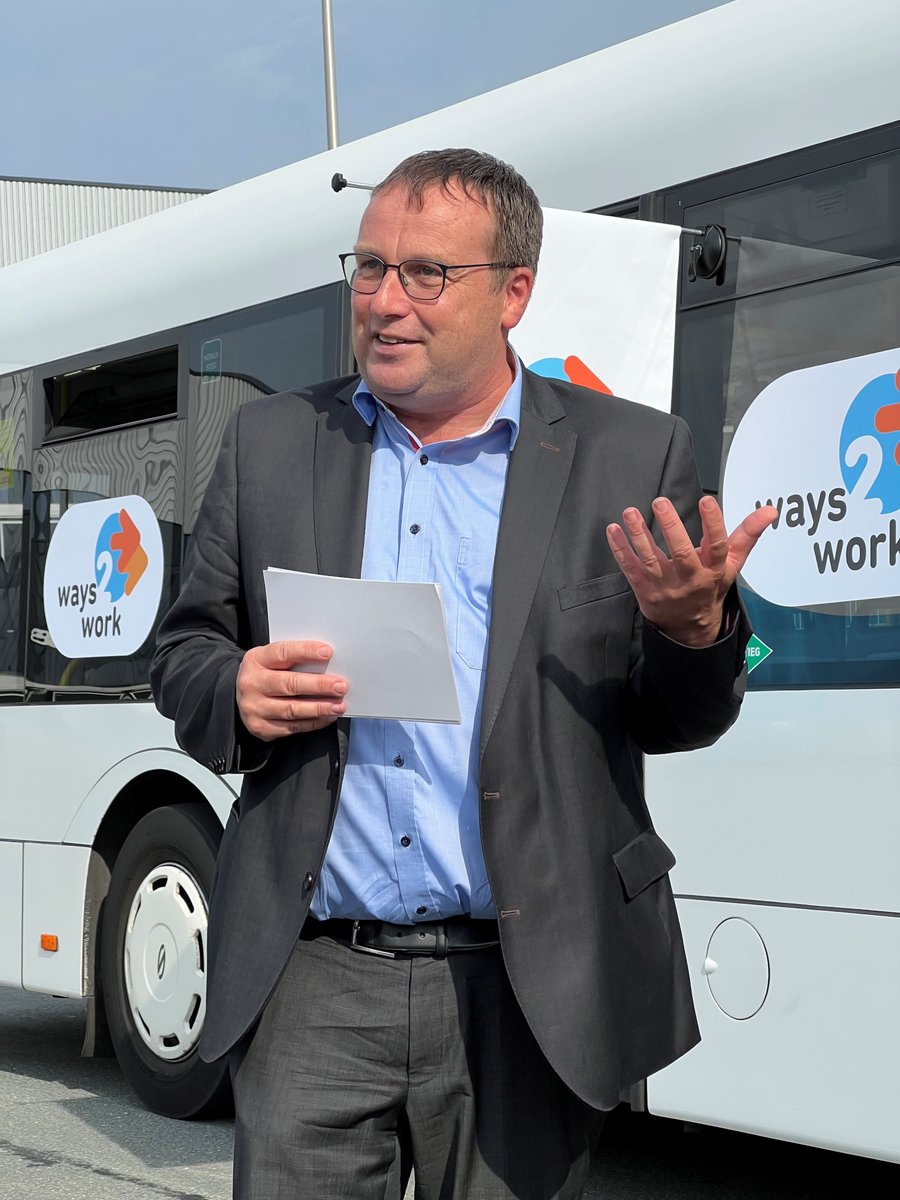 VerkehrNRW's tweet photo. [2/2] 🗣️Minister @Oliver_Krischer: "Damit wir unsere Klimaschutzziele erreichen können, ist eine Ausweitung des #Nahverkehr|s nötig. Wir wollen ihn zur wichtigen Säule der #Mobilitätswende in #NRW machen."
#MobilitätNRW #Klimaschutz #ways2work https://t.co/e9Ns6wVRmN