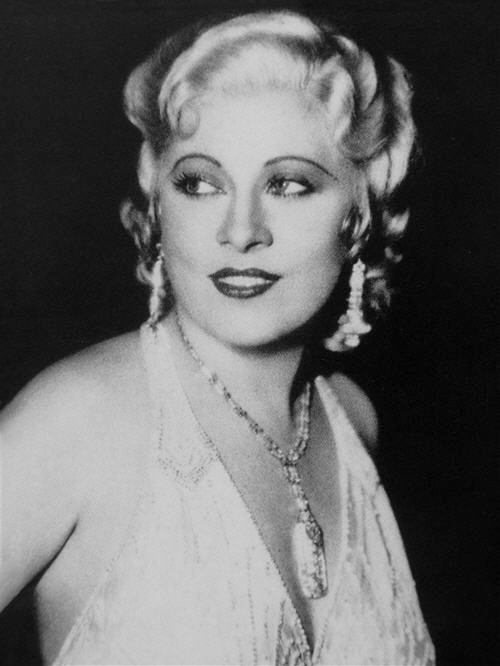 dahotwings's tweet photo. At one point in the 1930s, Wednesday's Reporters' Notebook quotee was the highest-paid woman in America: https://t.co/4Mj3Qws1Ji #GuildWork https://t.co/tvmo33tysF