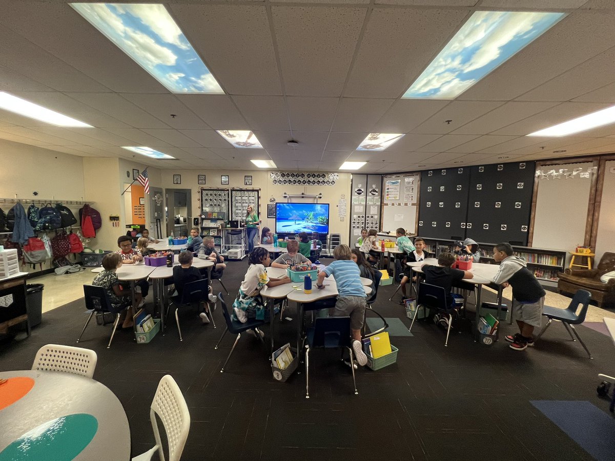 GranbyGators's tweet photo. @GranbyThird Gators are off and running!  These kids are so happy to be here!  We 💗 them!  #WeLoveWorthingtonSchools #WeLoveOurGators @wcsdistrict #itsworthit https://t.co/QJFMYsPKrK