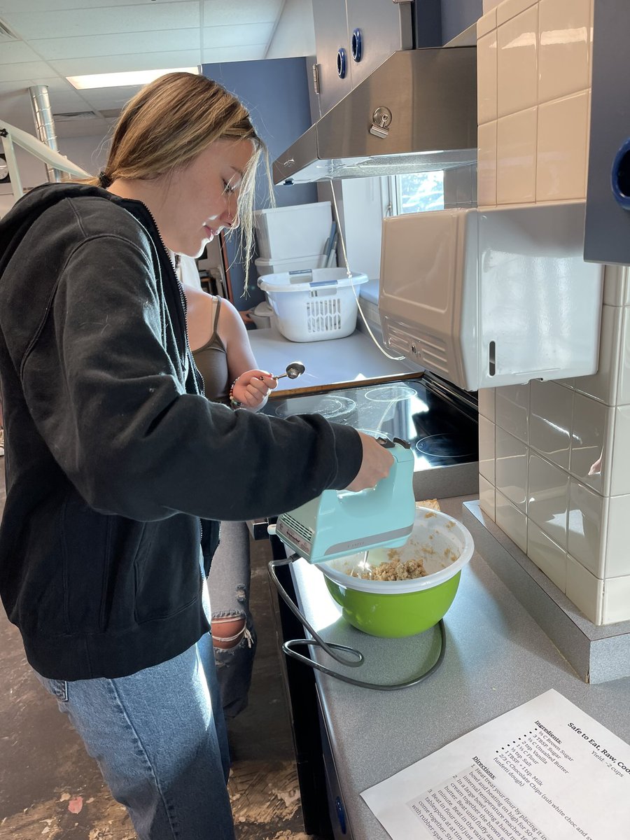 Principal_Pena's tweet photo. Today we welcome back all middle school and high school students for their official #JeffcoFirstDay of 2022-2023 school year! These Arvada West HS students are already making memories! Go Cats! π @JeffcoSchoolsCo https://t.co/pcmqhSKKjZ