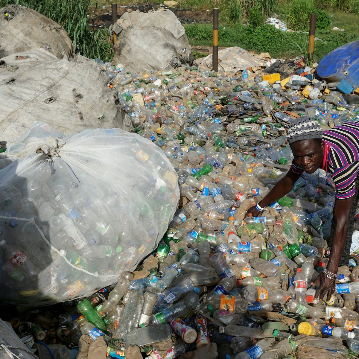 AyikoruLisa's tweet photo. Plastic pollution affects all of us,its our responsibility because its our environment. The outcomes will affect your children and the next generations let's #fightforclimatejustice #burnplastics #saveourplanet @Leahinitiative @AlexandriaV2005 @xiyebastida @great_thunberg https://t.co/9xjSM8Esig