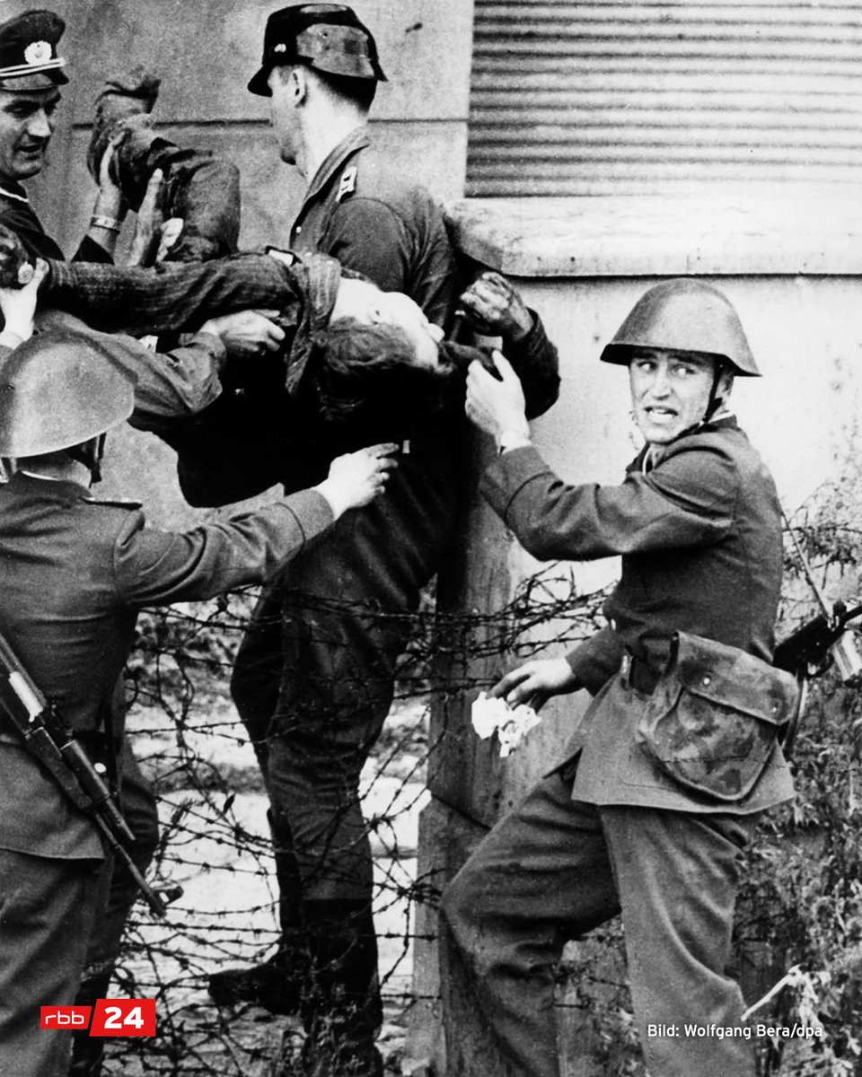 rbb24's tweet photo. Peter #Fechter ist 18 Jahre alt, als er am 17. August 1962 versucht, in der Nähe des Checkpoint Charlie die #Berliner #Mauer zu überwinden. #DDR-Grenzer entdecken ihn und eröffnen das Feuer. Schwer verwundet bleibt Fechter im Todesstreifen liegen. Niemand kommt ihm zur Hilfe. https://t.co/d8vxy14Bgp