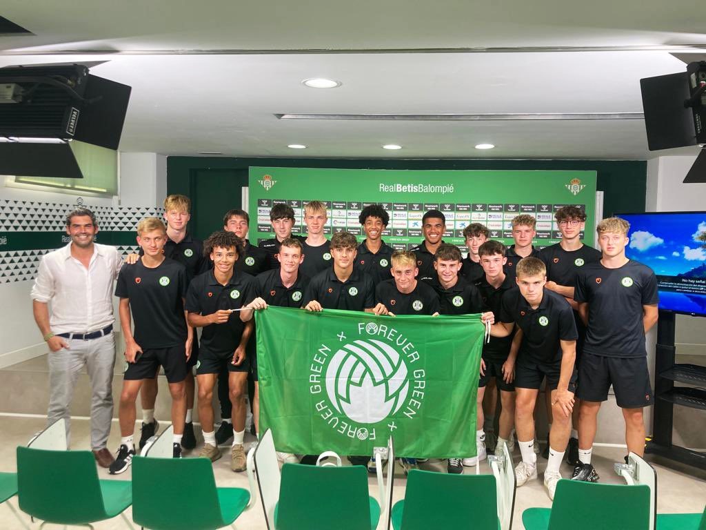 RBetisFundacion's tweet photo. Encuentro entre dos de los clubes de fútbol más sostenibles del planeta ♻️🌿💚

El @RealBetis y el @FGRFC_Official se reúnen para intercambiar experiencias e iniciativas medioambientales para la lucha contra la crisis climática 🤝🌍

➡️ https://t.co/VskwAxsc7Z

#ForeverGreen https://t.co/REP96DgtGK