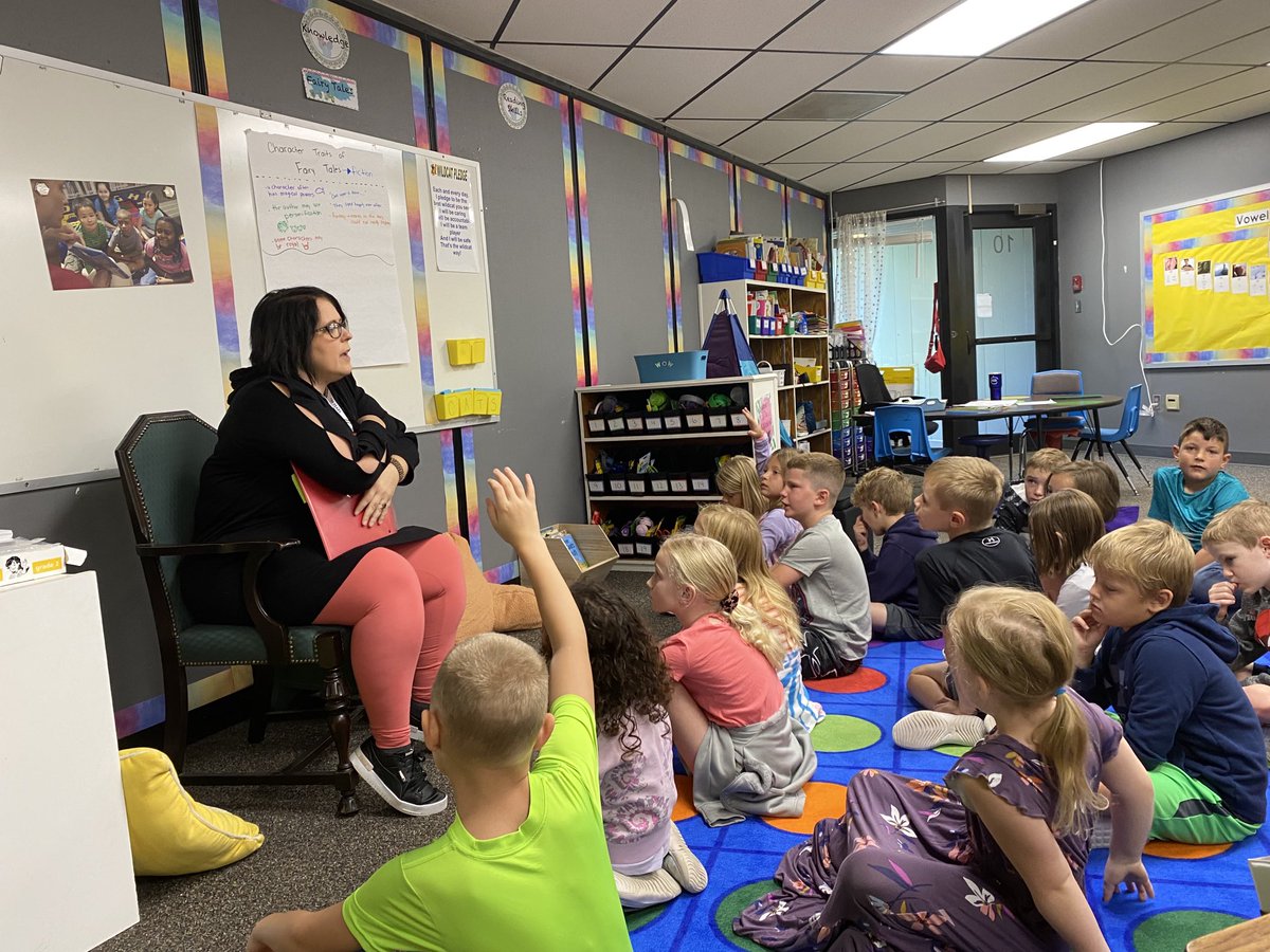 Caught these ⁦<a href="/MyWindyHills/">WindyHillsElementary</a>⁩ 2nd graders learning about personification in Fairy Tales today during Structured Literacy. ⁦<a href="/Amplify/">Amplify</a>⁩ #CKLAKnowlwdge