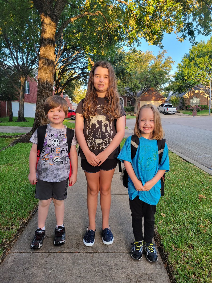 JoslynHazard's tweet photo. First day of school. Glad to be back at @GESStars. #gesshineon #GCISDFirstDay https://t.co/crvFdDAvnE