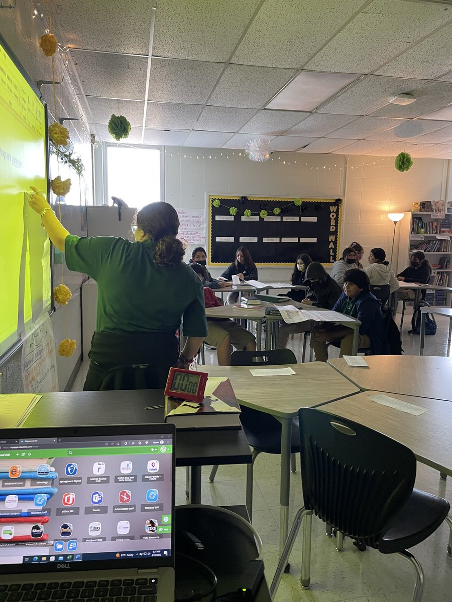 CatMatta5's tweet photo. Class motto presentations and a vote run-off. Very exciting morning. #limitless #wrenntastic @ETWrennMS https://t.co/mUBezr9prp