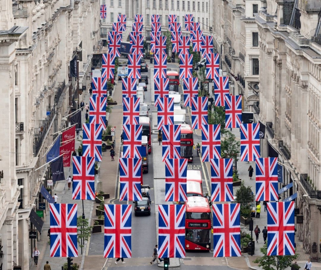 BritishDems's tweet photo. Retweet if you think this is a beautiful sight and these flags should be up all year round.
#Patriots #PatriotsUnite https://t.co/cVEqGIxt4O